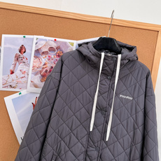 🆕MiuMiu早秋菱格连帽羽绒服,高级炭灰色|经典菱格绗缝,利落不臃肿 米白撞色抽绳+胸口低调刺绣 罗纹防风袖口,拉链侧 🆕MiuMiu早秋菱格连帽羽绒服,高级炭灰色|经典菱格绗缝,利落不臃肿 米白撞色抽绳+胸口低调刺绣 罗纹防风袖口,拉链侧