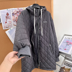 🆕MiuMiu早秋菱格连帽羽绒服,高级炭灰色|经典菱格绗缝,利落不臃肿 米白撞色抽绳+胸口低调刺绣 罗纹防风袖口,拉链侧 🆕MiuMiu早秋菱格连帽羽绒服,高级炭灰色|经典菱格绗缝,利落不臃肿 米白撞色抽绳+胸口低调刺绣 罗纹防风袖口,拉链侧