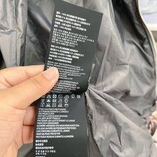 🆕MiuMiu早秋菱格连帽羽绒服,高级炭灰色|经典菱格绗缝,利落不臃肿 米白撞色抽绳+胸口低调刺绣 罗纹防风袖口,拉链侧 🆕MiuMiu早秋菱格连帽羽绒服,高级炭灰色|经典菱格绗缝,利落不臃肿 米白撞色抽绳+胸口低调刺绣 罗纹防风袖口,拉链侧