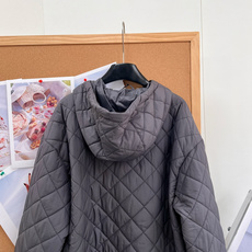 🆕MiuMiu早秋菱格连帽羽绒服,高级炭灰色|经典菱格绗缝,利落不臃肿 米白撞色抽绳+胸口低调刺绣 罗纹防风袖口,拉链侧 🆕MiuMiu早秋菱格连帽羽绒服,高级炭灰色|经典菱格绗缝,利落不臃肿 米白撞色抽绳+胸口低调刺绣 罗纹防风袖口,拉链侧