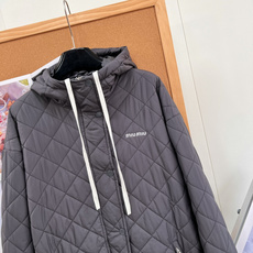 🆕MiuMiu早秋菱格连帽羽绒服,高级炭灰色|经典菱格绗缝,利落不臃肿 米白撞色抽绳+胸口低调刺绣 罗纹防风袖口,拉链侧 🆕MiuMiu早秋菱格连帽羽绒服,高级炭灰色|经典菱格绗缝,利落不臃肿 米白撞色抽绳+胸口低调刺绣 罗纹防风袖口,拉链侧