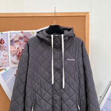 🆕MiuMiu早秋菱格连帽羽绒服,高级炭灰色|经典菱格绗缝,利落不臃肿 米白撞色抽绳+胸口低调刺绣 罗纹防风袖口,拉链侧 🆕MiuMiu早秋菱格连帽羽绒服,高级炭灰色|经典菱格绗缝,利落不臃肿 米白撞色抽绳+胸口低调刺绣 罗纹防风袖口,拉链侧