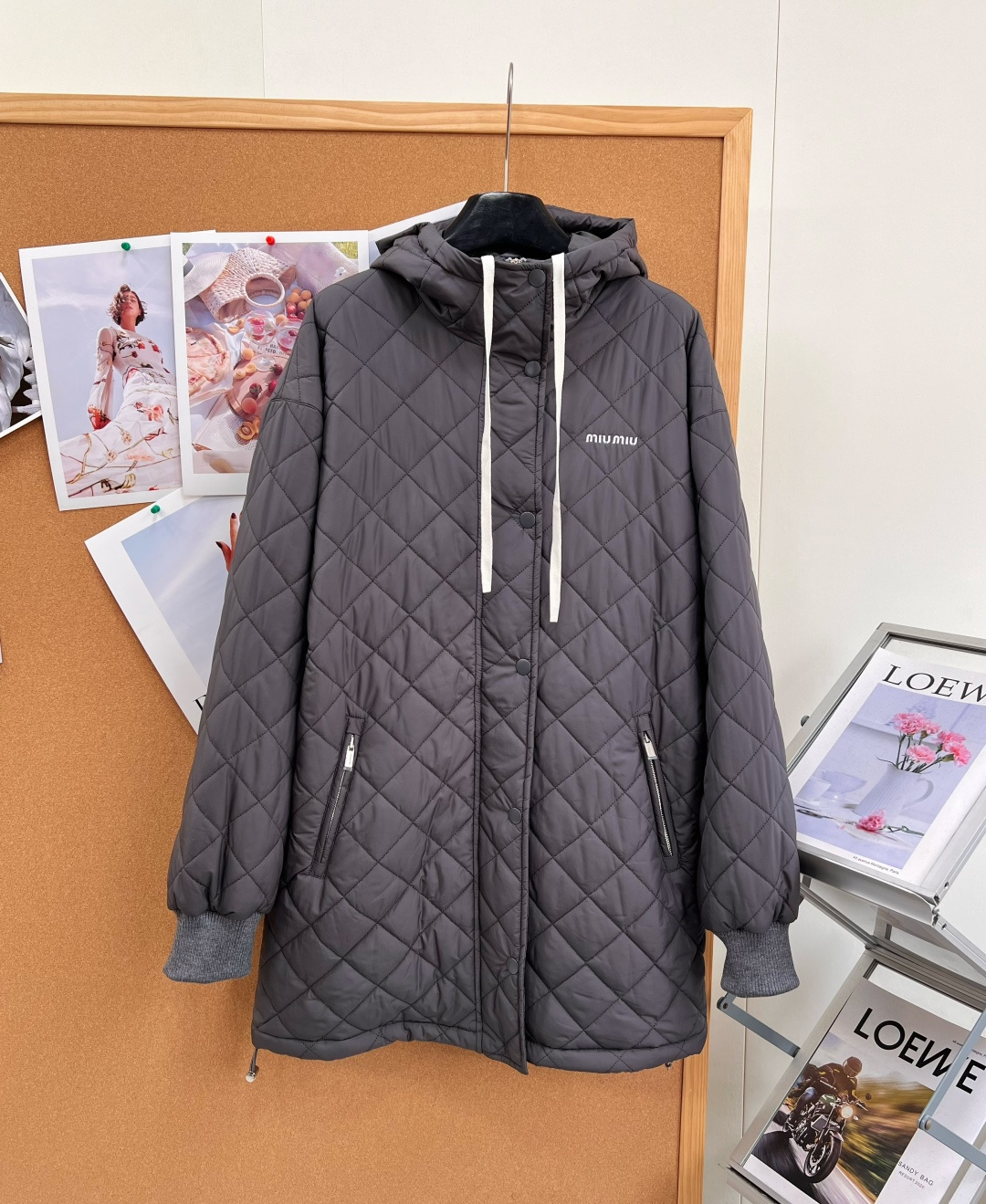 🆕MiuMiu早秋菱格连帽羽绒服，高级炭灰色｜经典菱格绗缝，利落不臃肿 米白撞色抽绳+胸口低调刺绣 罗纹防风袖口，拉链侧