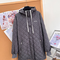 🆕MiuMiu早秋菱格连帽羽绒服,高级炭灰色|经典菱格绗缝,利落不臃肿 米白撞色抽绳+胸口低调刺绣 罗纹防风袖口,拉链侧 🆕MiuMiu早秋菱格连帽羽绒服,高级炭灰色|经典菱格绗缝,利落不臃肿 米白撞色抽绳+胸口低调刺绣 罗纹防风袖口,拉链侧
