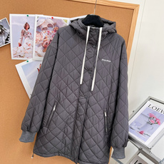 🆕MiuMiu早秋菱格连帽羽绒服,高级炭灰色|经典菱格绗缝,利落不臃肿 米白撞色抽绳+胸口低调刺绣 罗纹防风袖口,拉链侧 🆕MiuMiu早秋菱格连帽羽绒服,高级炭灰色|经典菱格绗缝,利落不臃肿 米白撞色抽绳+胸口低调刺绣 罗纹防风袖口,拉链侧
