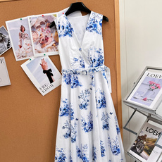 🆕DIOR春夏花园世界系列青花瓷花鸟无袖连衣裙,白富美春夏战袍✨花园世界系列连衣裙,东方美学直接拉满🩵 经典蓝白青花瓷色 🆕DIOR春夏花园世界系列青花瓷花鸟无袖连衣裙,白富美春夏战袍✨花园世界系列连衣裙,东方美学直接拉满🩵 经典蓝白青花瓷色