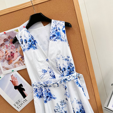🆕DIOR春夏花园世界系列青花瓷花鸟无袖连衣裙,白富美春夏战袍✨花园世界系列连衣裙,东方美学直接拉满🩵 经典蓝白青花瓷色 🆕DIOR春夏花园世界系列青花瓷花鸟无袖连衣裙,白富美春夏战袍✨花园世界系列连衣裙,东方美学直接拉满🩵 经典蓝白青花瓷色