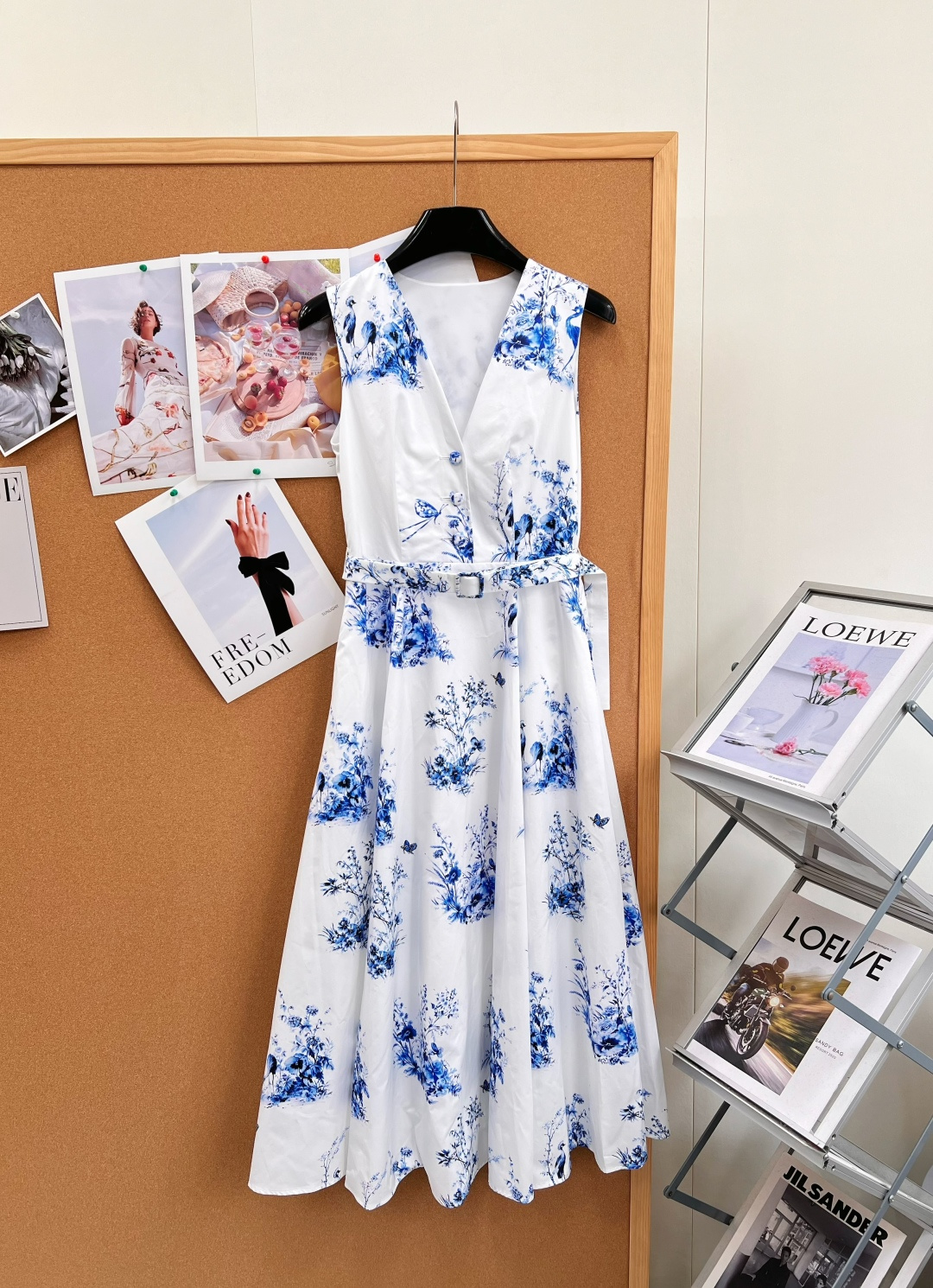 🆕DIOR春夏花园世界系列青花瓷花鸟无袖连衣裙，白富美春夏战袍✨花园世界系列连衣裙，东方美学直接拉满🩵 经典蓝白青花瓷色