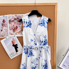🆕DIOR春夏花园世界系列青花瓷花鸟无袖连衣裙,白富美春夏战袍✨花园世界系列连衣裙,东方美学直接拉满🩵 经典蓝白青花瓷色 🆕DIOR春夏花园世界系列青花瓷花鸟无袖连衣裙,白富美春夏战袍✨花园世界系列连衣裙,东方美学直接拉满🩵 经典蓝白青花瓷色