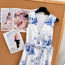 🆕DIOR春夏花园世界系列青花瓷花鸟无袖连衣裙,白富美春夏战袍✨花园世界系列连衣裙,东方美学直接拉满🩵 经典蓝白青花瓷色 🆕DIOR春夏花园世界系列青花瓷花鸟无袖连衣裙,白富美春夏战袍✨花园世界系列连衣裙,东方美学直接拉满🩵 经典蓝白青花瓷色