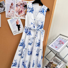 🆕DIOR春夏花园世界系列青花瓷花鸟无袖连衣裙,白富美春夏战袍✨花园世界系列连衣裙,东方美学直接拉满🩵 经典蓝白青花瓷色 🆕DIOR春夏花园世界系列青花瓷花鸟无袖连衣裙,白富美春夏战袍✨花园世界系列连衣裙,东方美学直接拉满🩵 经典蓝白青花瓷色