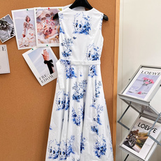 🆕DIOR春夏花园世界系列青花瓷花鸟无袖连衣裙,白富美春夏战袍✨花园世界系列连衣裙,东方美学直接拉满🩵 经典蓝白青花瓷色 🆕DIOR春夏花园世界系列青花瓷花鸟无袖连衣裙,白富美春夏战袍✨花园世界系列连衣裙,东方美学直接拉满🩵 经典蓝白青花瓷色