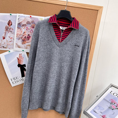 🆕MiuMiu撞色拉链高领假两件针织衫,红黑条纹半拉链内层+灰色V领外衫一体式、胸口小刺绣logo,软糯针织面料,宽松落 🆕MiuMiu撞色拉链高领假两件针织衫,红黑条纹半拉链内层+灰色V领外衫一体式、胸口小刺绣logo,软糯针织面料,宽松落