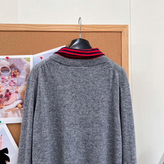 🆕MiuMiu撞色拉链高领假两件针织衫,红黑条纹半拉链内层+灰色V领外衫一体式、胸口小刺绣logo,软糯针织面料,宽松落 🆕MiuMiu撞色拉链高领假两件针织衫,红黑条纹半拉链内层+灰色V领外衫一体式、胸口小刺绣logo,软糯针织面料,宽松落