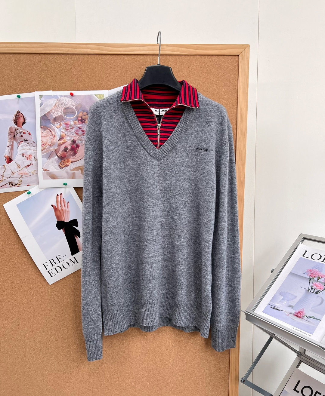🆕MiuMiu撞色拉链高领假两件针织衫，红黑条纹半拉链内层+灰色V领外衫一体式、胸口小刺绣logo，软糯针织面料，宽松落