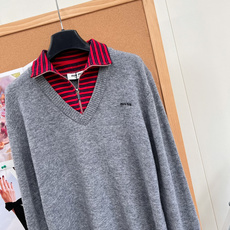 🆕MiuMiu撞色拉链高领假两件针织衫,红黑条纹半拉链内层+灰色V领外衫一体式、胸口小刺绣logo,软糯针织面料,宽松落 🆕MiuMiu撞色拉链高领假两件针织衫,红黑条纹半拉链内层+灰色V领外衫一体式、胸口小刺绣logo,软糯针织面料,宽松落