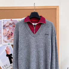 🆕MiuMiu撞色拉链高领假两件针织衫,红黑条纹半拉链内层+灰色V领外衫一体式、胸口小刺绣logo,软糯针织面料,宽松落 🆕MiuMiu撞色拉链高领假两件针织衫,红黑条纹半拉链内层+灰色V领外衫一体式、胸口小刺绣logo,软糯针织面料,宽松落
