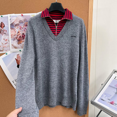 🆕MiuMiu撞色拉链高领假两件针织衫,红黑条纹半拉链内层+灰色V领外衫一体式、胸口小刺绣logo,软糯针织面料,宽松落 🆕MiuMiu撞色拉链高领假两件针织衫,红黑条纹半拉链内层+灰色V领外衫一体式、胸口小刺绣logo,软糯针织面料,宽松落