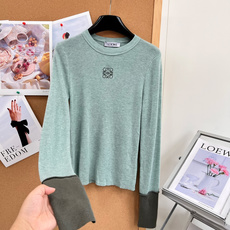 🆕Loewe 26早秋拼色袖刺绣针织长袖🍃经典Anagram刺绣logo,简约低调,辨识度拉满 圆领基础版型,搭配撞色拼 🆕Loewe 26早秋拼色袖刺绣针织长袖🍃经典Anagram刺绣logo,简约低调,辨识度拉满 圆领基础版型,搭配撞色拼