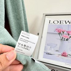 🆕Loewe 26早秋拼色袖刺绣针织长袖🍃经典Anagram刺绣logo,简约低调,辨识度拉满 圆领基础版型,搭配撞色拼 🆕Loewe 26早秋拼色袖刺绣针织长袖🍃经典Anagram刺绣logo,简约低调,辨识度拉满 圆领基础版型,搭配撞色拼