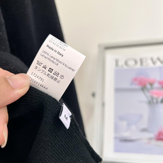 🆕Loewe 26早秋拼色袖刺绣针织长袖🍃经典Anagram刺绣logo,简约低调,辨识度拉满 圆领基础版型,搭配撞色拼 🆕Loewe 26早秋拼色袖刺绣针织长袖🍃经典Anagram刺绣logo,简约低调,辨识度拉满 圆领基础版型,搭配撞色拼