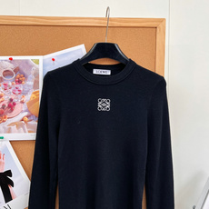 🆕Loewe 26早秋拼色袖刺绣针织长袖🍃经典Anagram刺绣logo,简约低调,辨识度拉满 圆领基础版型,搭配撞色拼 🆕Loewe 26早秋拼色袖刺绣针织长袖🍃经典Anagram刺绣logo,简约低调,辨识度拉满 圆领基础版型,搭配撞色拼