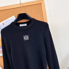 🆕Loewe 26早秋拼色袖刺绣针织长袖🍃经典Anagram刺绣logo,简约低调,辨识度拉满 圆领基础版型,搭配撞色拼 🆕Loewe 26早秋拼色袖刺绣针织长袖🍃经典Anagram刺绣logo,简约低调,辨识度拉满 圆领基础版型,搭配撞色拼