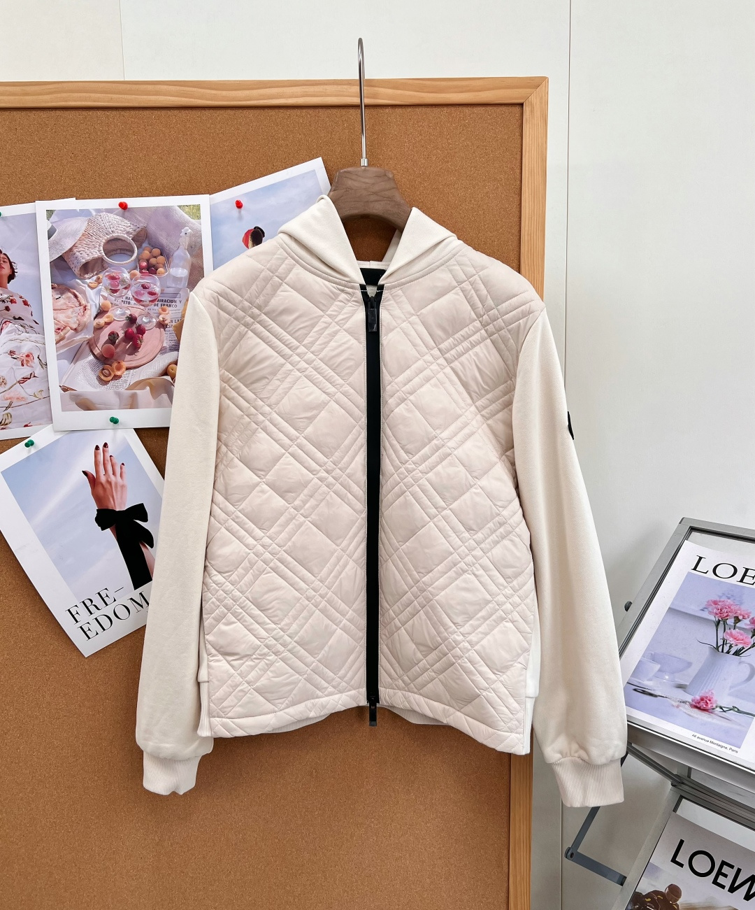 🆕Moncler菱格拼接连帽羽绒服外套，秋冬轻量保暖神器✨ 26秋冬新款，菱格绗缝衣身+针织袖拼接设计，兼顾保暖与松弛感