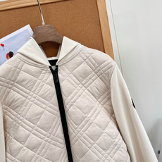 🆕Moncler菱格拼接连帽羽绒服外套,秋冬轻量保暖神器✨ 26秋冬新款,菱格绗缝衣身+针织袖拼接设计,兼顾保暖与松弛感 🆕Moncler菱格拼接连帽羽绒服外套,秋冬轻量保暖神器✨ 26秋冬新款,菱格绗缝衣身+针织袖拼接设计,兼顾保暖与松弛感