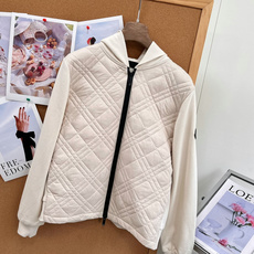 🆕Moncler菱格拼接连帽羽绒服外套,秋冬轻量保暖神器✨ 26秋冬新款,菱格绗缝衣身+针织袖拼接设计,兼顾保暖与松弛感 🆕Moncler菱格拼接连帽羽绒服外套,秋冬轻量保暖神器✨ 26秋冬新款,菱格绗缝衣身+针织袖拼接设计,兼顾保暖与松弛感