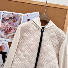 🆕Moncler菱格拼接连帽羽绒服外套,秋冬轻量保暖神器✨ 26秋冬新款,菱格绗缝衣身+针织袖拼接设计,兼顾保暖与松弛感 🆕Moncler菱格拼接连帽羽绒服外套,秋冬轻量保暖神器✨ 26秋冬新款,菱格绗缝衣身+针织袖拼接设计,兼顾保暖与松弛感