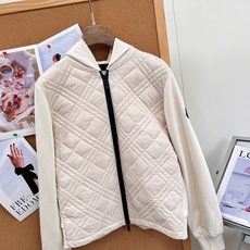 🆕Moncler菱格拼接连帽羽绒服外套,秋冬轻量保暖神器✨ 26秋冬新款,菱格绗缝衣身+针织袖拼接设计,兼顾保暖与松弛感 🆕Moncler菱格拼接连帽羽绒服外套,秋冬轻量保暖神器✨ 26秋冬新款,菱格绗缝衣身+针织袖拼接设计,兼顾保暖与松弛感