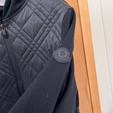 🆕Moncler菱格拼接连帽羽绒服外套,秋冬轻量保暖神器✨ 26秋冬新款,菱格绗缝衣身+针织袖拼接设计,兼顾保暖与松弛感 🆕Moncler菱格拼接连帽羽绒服外套,秋冬轻量保暖神器✨ 26秋冬新款,菱格绗缝衣身+针织袖拼接设计,兼顾保暖与松弛感