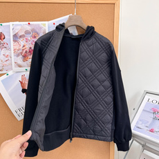 🆕Moncler菱格拼接连帽羽绒服外套,秋冬轻量保暖神器✨ 26秋冬新款,菱格绗缝衣身+针织袖拼接设计,兼顾保暖与松弛感 🆕Moncler菱格拼接连帽羽绒服外套,秋冬轻量保暖神器✨ 26秋冬新款,菱格绗缝衣身+针织袖拼接设计,兼顾保暖与松弛感