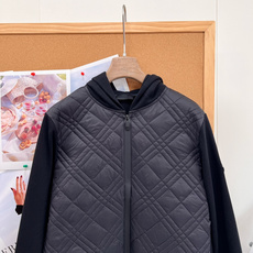 🆕Moncler菱格拼接连帽羽绒服外套,秋冬轻量保暖神器✨ 26秋冬新款,菱格绗缝衣身+针织袖拼接设计,兼顾保暖与松弛感 🆕Moncler菱格拼接连帽羽绒服外套,秋冬轻量保暖神器✨ 26秋冬新款,菱格绗缝衣身+针织袖拼接设计,兼顾保暖与松弛感