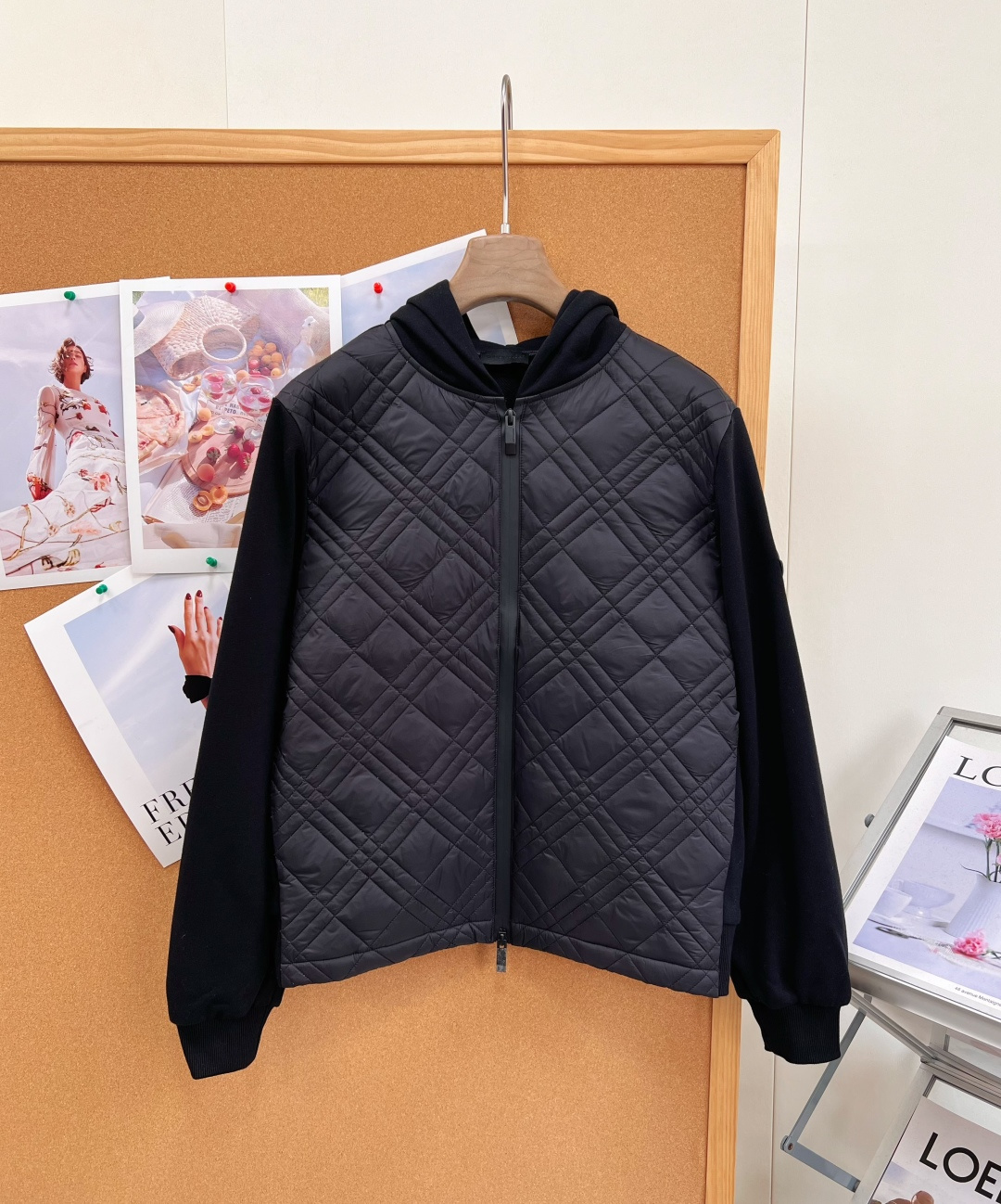 🆕Moncler菱格拼接连帽羽绒服外套，秋冬轻量保暖神器✨ 26秋冬新款，菱格绗缝衣身+针织袖拼接设计，兼顾保暖与松弛感