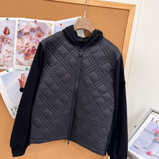 🆕Moncler菱格拼接连帽羽绒服外套,秋冬轻量保暖神器✨ 26秋冬新款,菱格绗缝衣身+针织袖拼接设计,兼顾保暖与松弛感 🆕Moncler菱格拼接连帽羽绒服外套,秋冬轻量保暖神器✨ 26秋冬新款,菱格绗缝衣身+针织袖拼接设计,兼顾保暖与松弛感