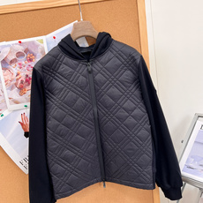 🆕Moncler菱格拼接连帽羽绒服外套,秋冬轻量保暖神器✨ 26秋冬新款,菱格绗缝衣身+针织袖拼接设计,兼顾保暖与松弛感 🆕Moncler菱格拼接连帽羽绒服外套,秋冬轻量保暖神器✨ 26秋冬新款,菱格绗缝衣身+针织袖拼接设计,兼顾保暖与松弛感