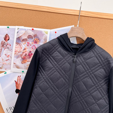 🆕Moncler菱格拼接连帽羽绒服外套,秋冬轻量保暖神器✨ 26秋冬新款,菱格绗缝衣身+针织袖拼接设计,兼顾保暖与松弛感 🆕Moncler菱格拼接连帽羽绒服外套,秋冬轻量保暖神器✨ 26秋冬新款,菱格绗缝衣身+针织袖拼接设计,兼顾保暖与松弛感