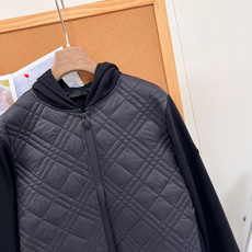🆕Moncler菱格拼接连帽羽绒服外套,秋冬轻量保暖神器✨ 26秋冬新款,菱格绗缝衣身+针织袖拼接设计,兼顾保暖与松弛感 🆕Moncler菱格拼接连帽羽绒服外套,秋冬轻量保暖神器✨ 26秋冬新款,菱格绗缝衣身+针织袖拼接设计,兼顾保暖与松弛感