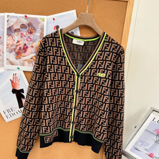 🆕Fendi 26FW新款双F满印V领针织开衫🍩 经典满幅双F老花提花,辨识度直接拉满,复古高级感狠狠拿捏! V领门襟搭 🆕Fendi 26FW新款双F满印V领针织开衫🍩 经典满幅双F老花提花,辨识度直接拉满,复古高级感狠狠拿捏! V领门襟搭