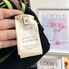 🆕Fendi 26FW新款双F满印V领针织开衫🍩 经典满幅双F老花提花,辨识度直接拉满,复古高级感狠狠拿捏! V领门襟搭 🆕Fendi 26FW新款双F满印V领针织开衫🍩 经典满幅双F老花提花,辨识度直接拉满,复古高级感狠狠拿捏! V领门襟搭
