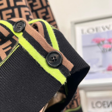 🆕Fendi 26FW新款双F满印V领针织开衫🍩 经典满幅双F老花提花,辨识度直接拉满,复古高级感狠狠拿捏! V领门襟搭 🆕Fendi 26FW新款双F满印V领针织开衫🍩 经典满幅双F老花提花,辨识度直接拉满,复古高级感狠狠拿捏! V领门襟搭