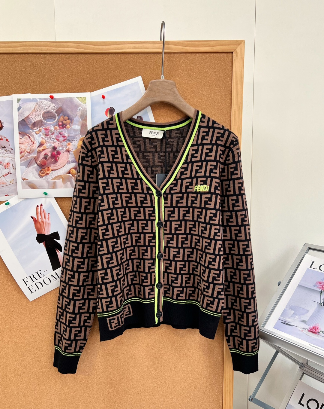 🆕Fendi 26FW新款双F满印V领针织开衫🍩 经典满幅双F老花提花，辨识度直接拉满，复古高级感狠狠拿捏！ V领门襟搭