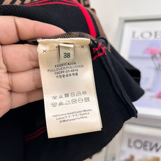 🆕Fendi 26FW新款双F满印V领针织开衫🍩 经典满幅双F老花提花,辨识度直接拉满,复古高级感狠狠拿捏! V领门襟搭 🆕Fendi 26FW新款双F满印V领针织开衫🍩 经典满幅双F老花提花,辨识度直接拉满,复古高级感狠狠拿捏! V领门襟搭