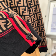 🆕Fendi 26FW新款双F满印V领针织开衫🍩 经典满幅双F老花提花,辨识度直接拉满,复古高级感狠狠拿捏! V领门襟搭 🆕Fendi 26FW新款双F满印V领针织开衫🍩 经典满幅双F老花提花,辨识度直接拉满,复古高级感狠狠拿捏! V领门襟搭