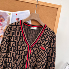 🆕Fendi 26FW新款双F满印V领针织开衫🍩 经典满幅双F老花提花,辨识度直接拉满,复古高级感狠狠拿捏! V领门襟搭 🆕Fendi 26FW新款双F满印V领针织开衫🍩 经典满幅双F老花提花,辨识度直接拉满,复古高级感狠狠拿捏! V领门襟搭