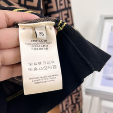 🆕Fendi 26FW新款双F满印V领针织开衫🍩 经典满幅双F老花提花,辨识度直接拉满,复古高级感狠狠拿捏! V领门襟搭 🆕Fendi 26FW新款双F满印V领针织开衫🍩 经典满幅双F老花提花,辨识度直接拉满,复古高级感狠狠拿捏! V领门襟搭