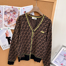 🆕Fendi 26FW新款双F满印V领针织开衫🍩 经典满幅双F老花提花,辨识度直接拉满,复古高级感狠狠拿捏! V领门襟搭 🆕Fendi 26FW新款双F满印V领针织开衫🍩 经典满幅双F老花提花,辨识度直接拉满,复古高级感狠狠拿捏! V领门襟搭