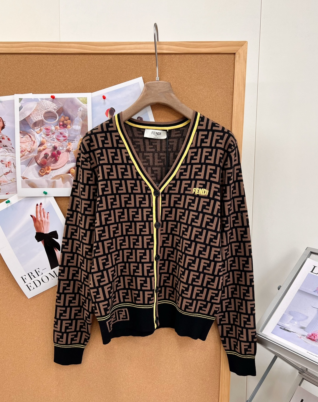 🆕Fendi 26FW新款双F满印V领针织开衫🍩 经典满幅双F老花提花，辨识度直接拉满，复古高级感狠狠拿捏！ V领门襟搭